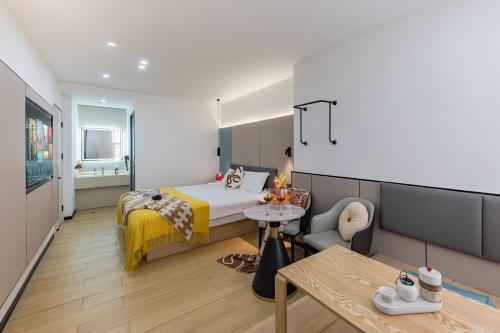 a hotel room with a bed and a table at 尚品9号海景民宿Seaview Hotel in Xiamen