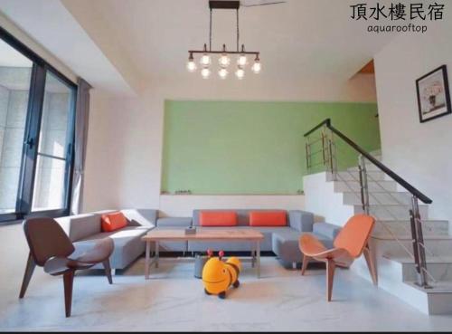 Ruang duduk di Aqua rooftop 頂水樓玩趣民宿