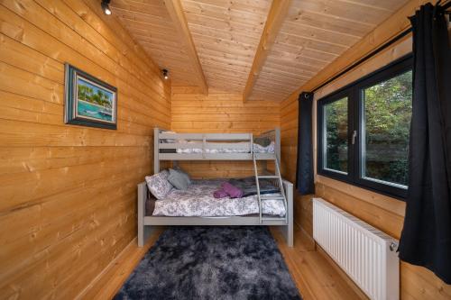Postel nebo postele na pokoji v ubytování Rushbrook Log Cabin with sauna