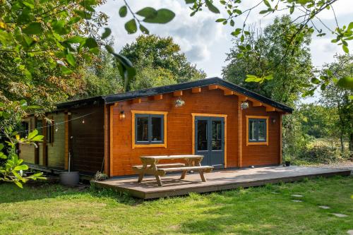 Zahrada ubytování Rushbrook Log Cabin with sauna