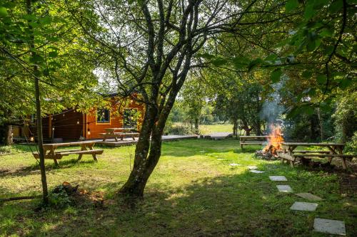 Zahrada ubytování Rushbrook Log Cabin with sauna
