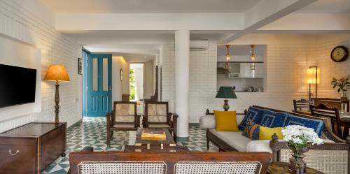 El Tesoro 2BHK Elegant Apartments in Siolim with Pool- 10 mins Drive to Assagaoにあるテレビまたはエンターテインメントセンター