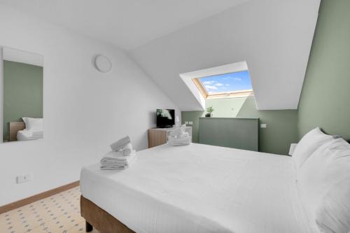 a bedroom with a white bed and a window at Mi Casa FRASCHINI in Milan