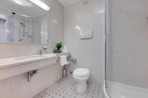 a bathroom with a toilet and a sink and a shower at Mi Casa FRASCHINI in Milan