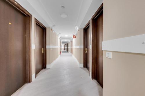 an empty hallway in a building with a long corridor at Mi Casa FRASCHINI in Milan