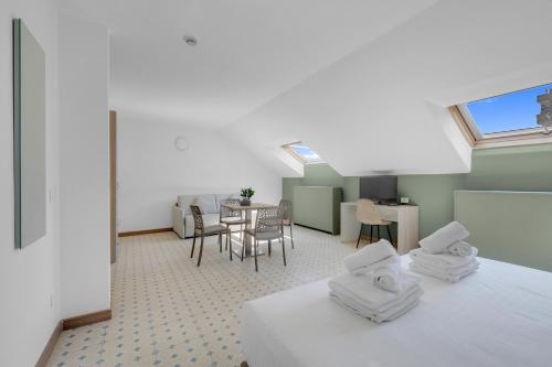 a room with a bed and a table and chairs at Mi Casa FRASCHINI in Milan