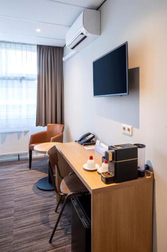 Телевизор и/или развлекательный центр в Best Western Amsterdam