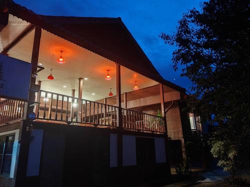una casa con luces en el balcón por la noche en Aya House, en Pai