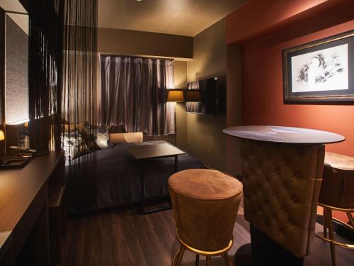 a hotel room with a bar and a table and chairs at Roppongi Hotel S in Tokyo