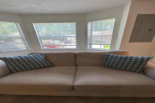 - un canapé brun avec deux oreillers dans le salon dans l'établissement 856 Joseph Club Dr SW Mableton, à Mableton
