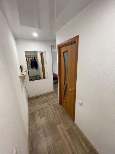 a room with a door and a hallway with wooden floors at ApartCenter апартаменты в центре Gagarin mall in Kryvyi Rih