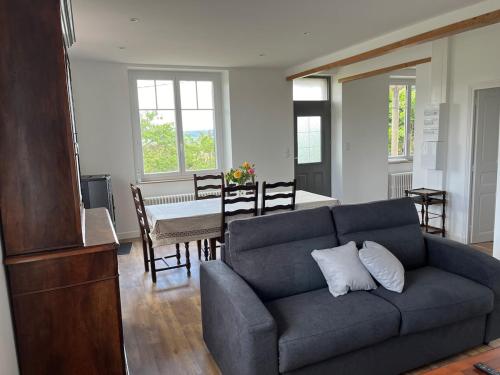 Brassac-les-MinesMaison 8 personnes的带沙发的客厅和餐厅