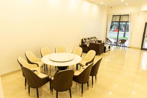 a meeting room with a table and chairs at LÂM NGUYỄN 2 hotel in Phu Quoc