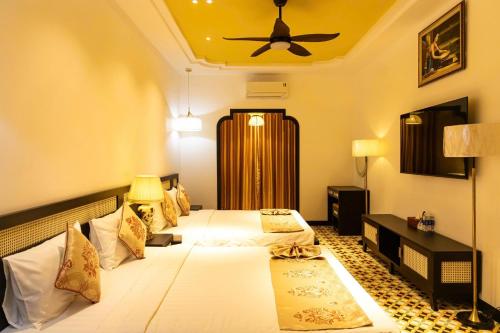 a bedroom with two beds and a ceiling fan at LÂM NGUYỄN 2 hotel in Phu Quoc
