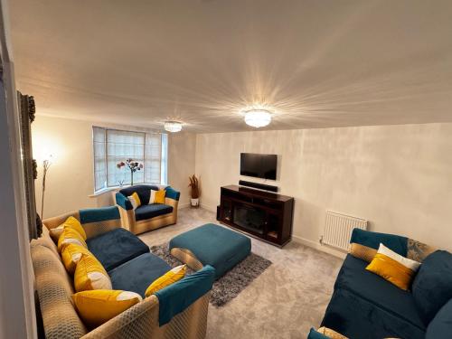 Norton FitzwarrenにあるCozy Stays Tauntonのリビングルーム(ソファ2台、テレビ付)