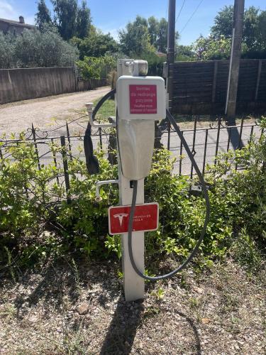 a gas meter with a hose attached to it at Logis Hôtel restaurant des Pins in Bédoin