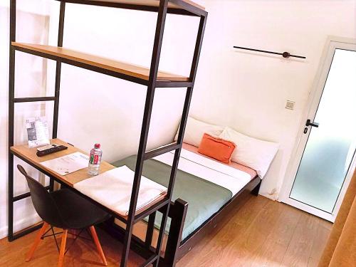 a room with a desk and a bunk bed at Yet Shipping Container in Christiansborg