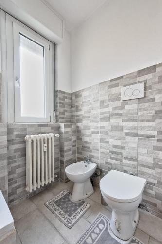 a bathroom with a toilet and a sink and a window at CaTeresa 14 in Venice