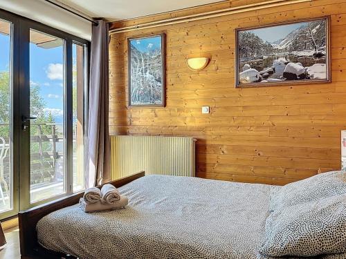 una camera da letto con un letto con due asciugamani sopra di Le Puigmal - Appartement deux Chambres - Parking - Wi-Fi a Font-Romeu