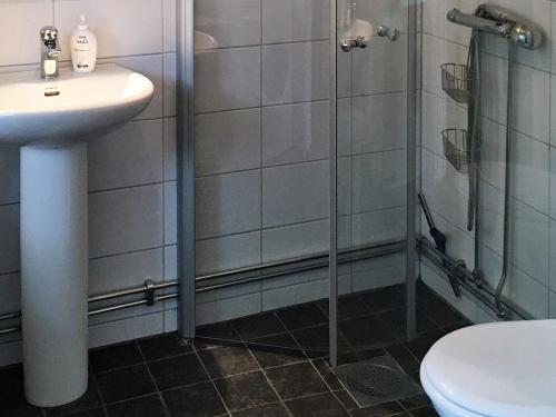 Ванная комната в 5 person holiday home in RONNEBY-By Traum
