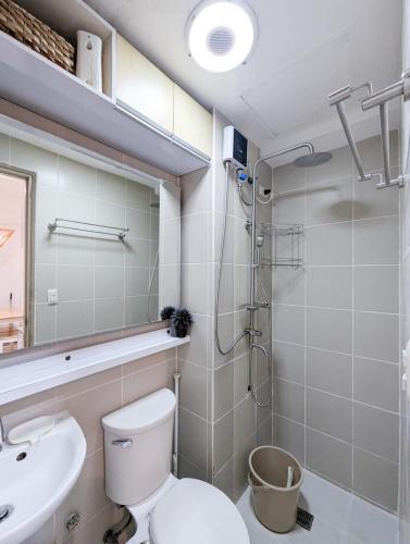 Koupelna v ubytování Friends Zone - 2BR condo unit in Mandaluyong