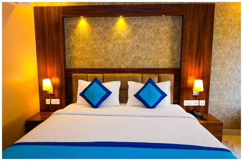 Postel nebo postele na pokoji v ubytování HOTEL AP Palac Near Sea Beach - Jagannath temple - Restaurant and Lift Facilities - Fully Air Conditioning WITH LUXUARY ROOM - A PREMIUM HOTEL IN Puri
