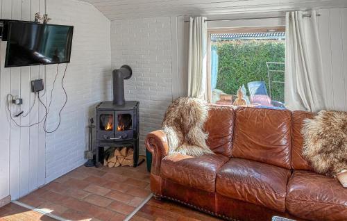 TV a/nebo společenská místnost v ubytování Pet Friendly Home In Faxe Ladeplads With Wifi