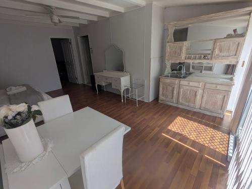 un salon avec une table et une cuisine dans l'établissement The Cottage on George Street, à Jarrahdale