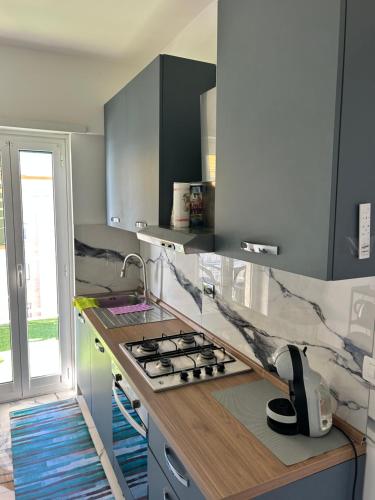 Kuchyň nebo kuchyňský kout v ubytování FRONT SEA LUXURY