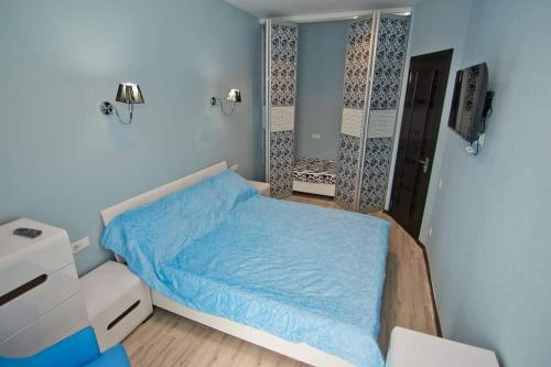 a small room with a bed and a mirror at квартира на Ангиса in Itʼkhvisi