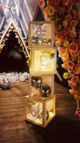 a box with a couple of balls in it with flowers at 花蓮壽豐 - Twinkle Night 星空說民宿A館 in Zhixue
