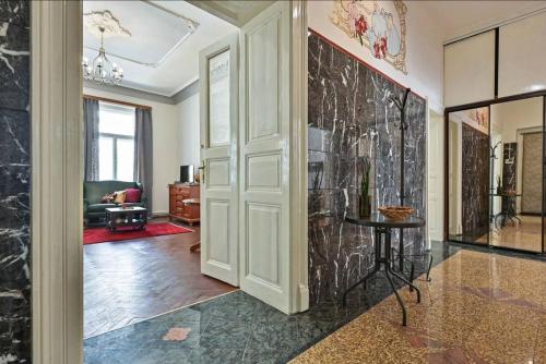 una stanza con un corridoio con una porta e un tavolo di Golden Prague Residence, Jáchymova Street a Praga