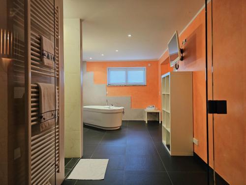 Phòng tắm tại Ferienhaus Salzhaffblick