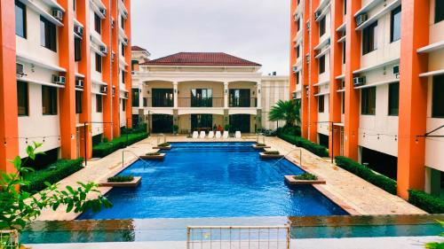 Bazén v ubytování Cozy Corner at Paseo Verde with Free On-Site Private Parking nebo v jeho okolí