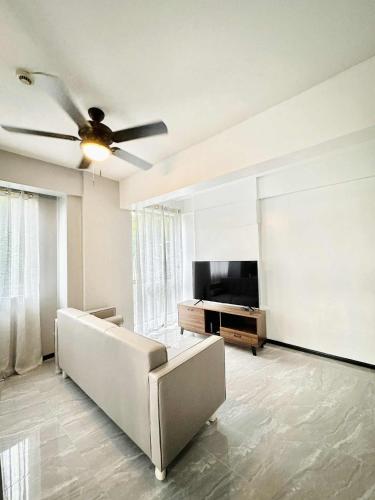 TV a/nebo společenská místnost v ubytování Magallanes Residences Condominium 211&212B