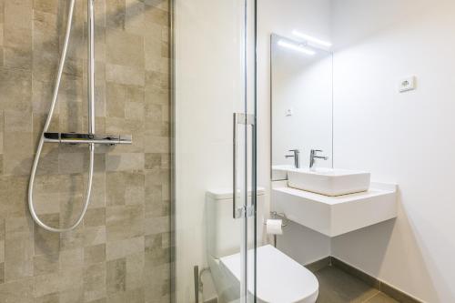 ein Badezimmer mit Dusche, Toilette und Waschbecken in der Unterkunft A&N La Vega 26, Torre del Mar in Almayate Bajo