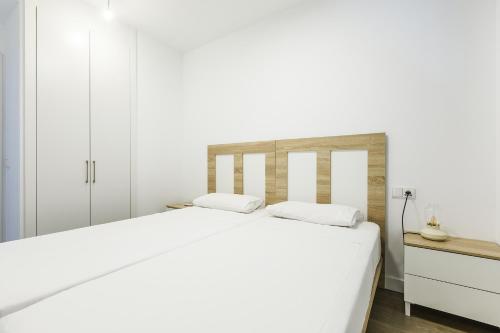 ein weißes Schlafzimmer mit einem Bett und einer Kommode in der Unterkunft A&N La Vega 26, Torre del Mar in Almayate Bajo