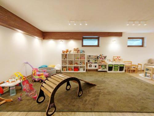 a play room with a bench and lots of toys at Na Skraju Lasu e-apart in Jastrzębia Góra