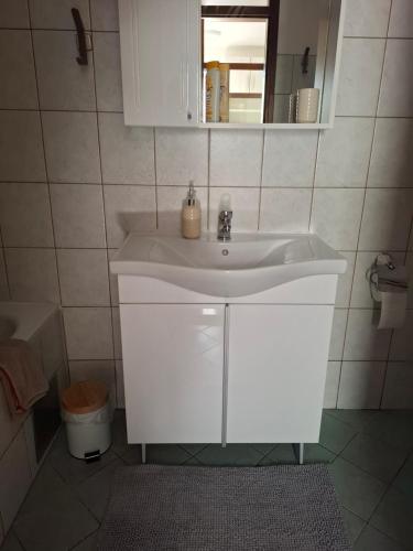 Ένα μπάνιο στο Apartman Atlas