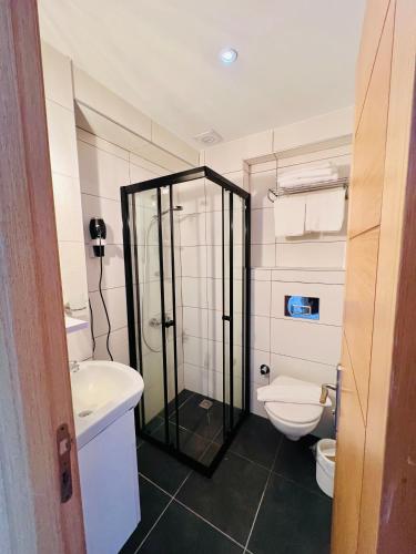 Bilik mandi di Mia Hill Suites