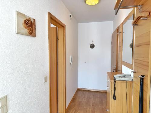 un pasillo con una puerta que conduce a una habitación con paredes blancas en Baltique - Ferienwohnung 3 Glowe, en Glowe