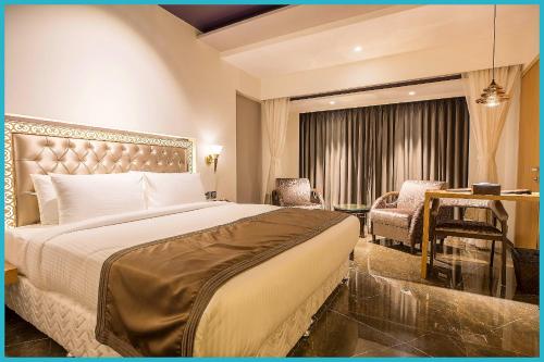 Un pat sau paturi într-o cameră la Hotel - R & N Palace - Near Sea Beach - Jagarnath Temple - Fully Air Conditioning & Wi-Fi Facilities - Best Hotel In Puri