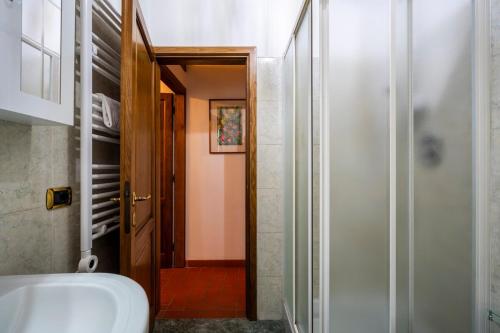 un bagno con doccia, WC e lavandino di 2BDR - Duomo & Uffizi - Chic Residence of the Cerchi by Hôtea a Firenze