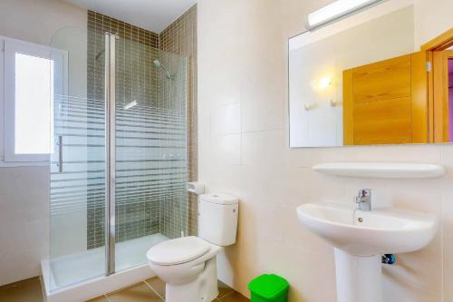 アス・マルカダルにあるVilla Datil by Villa Plusのトイレ、洗面台、シャワー付きのバスルーム