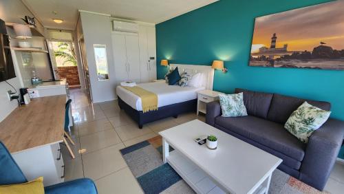 SummerstrandにあるSerenity at Brookes Hill Suitesのベッドとソファのあるホテルの部屋