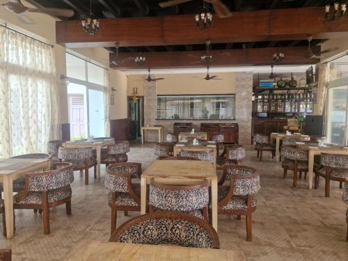 Silver Sands Serenity Resort, Candolimにあるレストランまたは飲食店