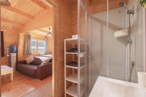 a room with a shower in a tiny house at Bungalow Luna in Chiclana de la Frontera