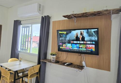 Vista Suite with Balconyにあるテレビまたはエンターテインメントセンター