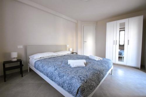 a bedroom with a bed with two towels on it at Villa Il Circolo Bassone in Pontremoli