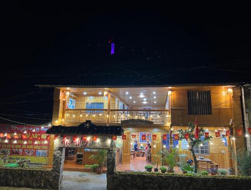 a building with christmas lights on it at night at Homestay Quản Thanh in Loung Co